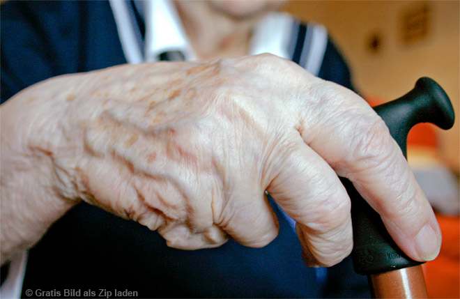Alte Hand einer Rentnerin
