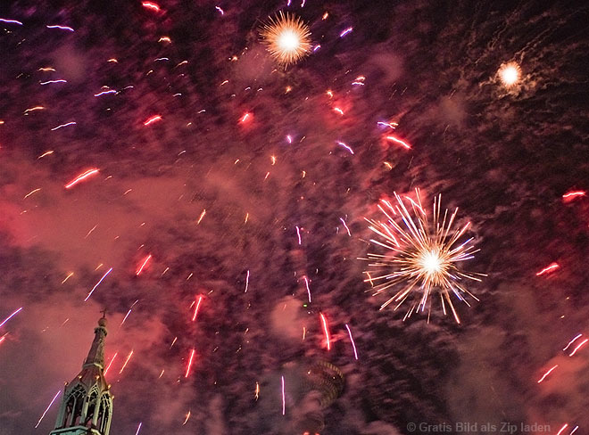 Apokalyptisches Feuerwerk über dem Alexanderplatz