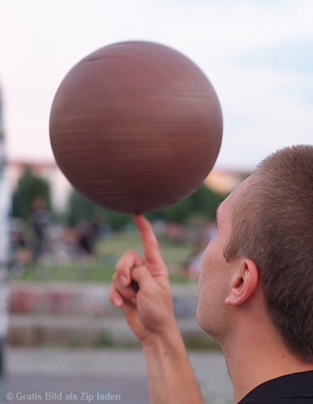 Ball auf dem Fingernagel drehen