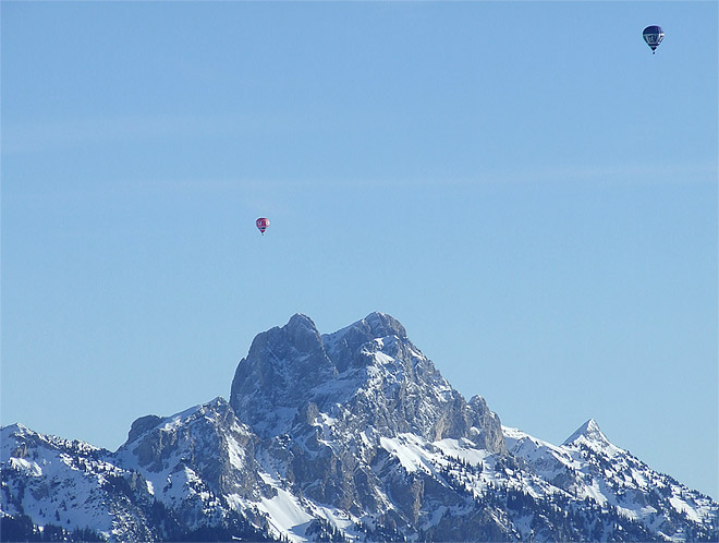 Ballonfahrt in den Bergen - downloaden