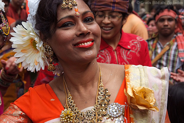 Bengalische Frau mit Blume im Haar
