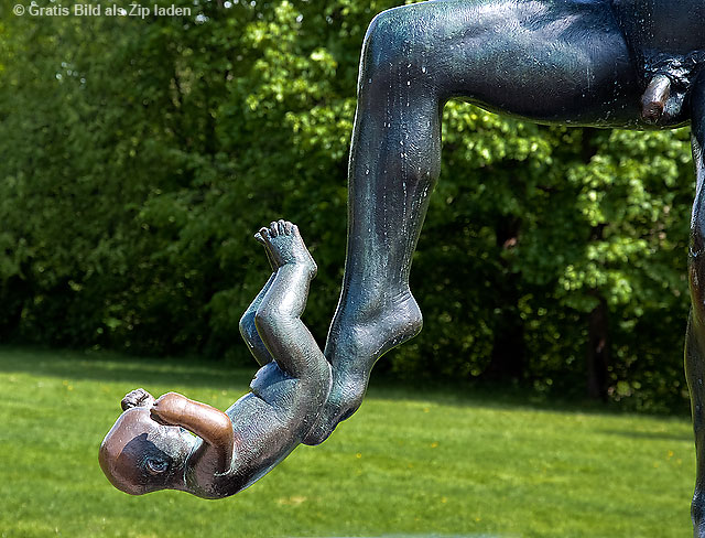 Balance einer Bronzefigur