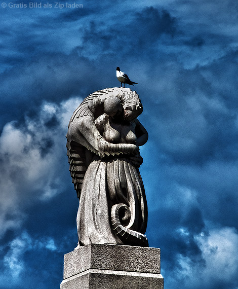 Drache und Frau im Vigelandpark in Oslo