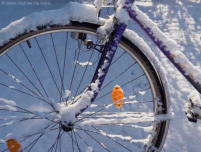 Eingeschneites Fahrrad