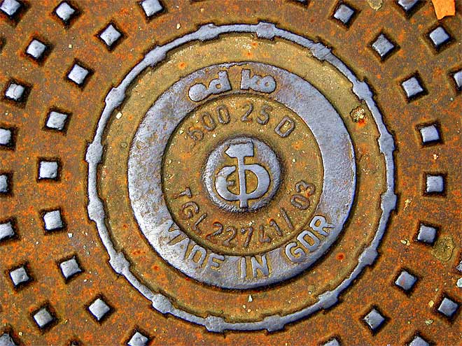 Verrosteter Kanaldeckel - Made in GDR