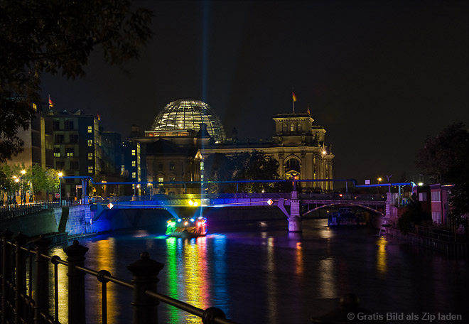 Light ship vorm Reichstagsgebäude