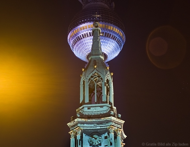 Marienkirche vor der Kuppel des Fernsehturm