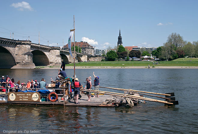 Mit dem Floß auf der Elbe