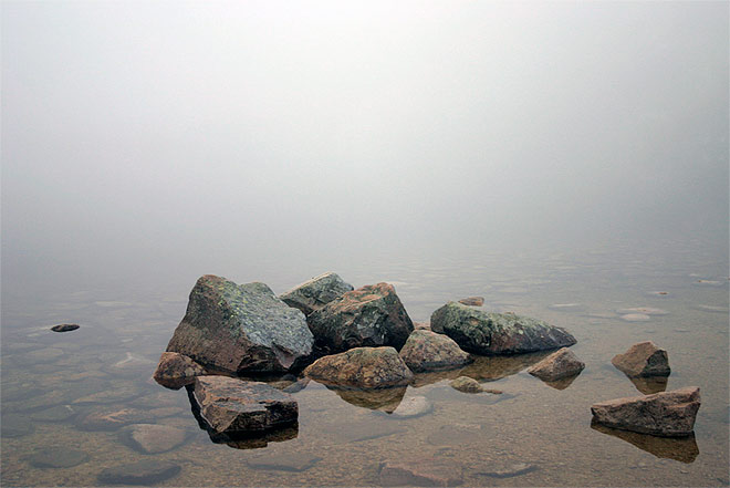 Nebel, Steine und Wasser