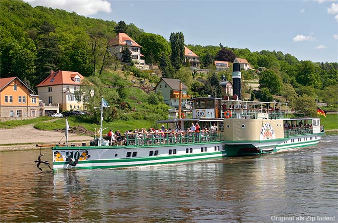 Schaufelraddampfer auf der Elbe