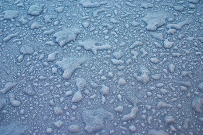 Vereiste Wassertropfen auf einem Mercedes