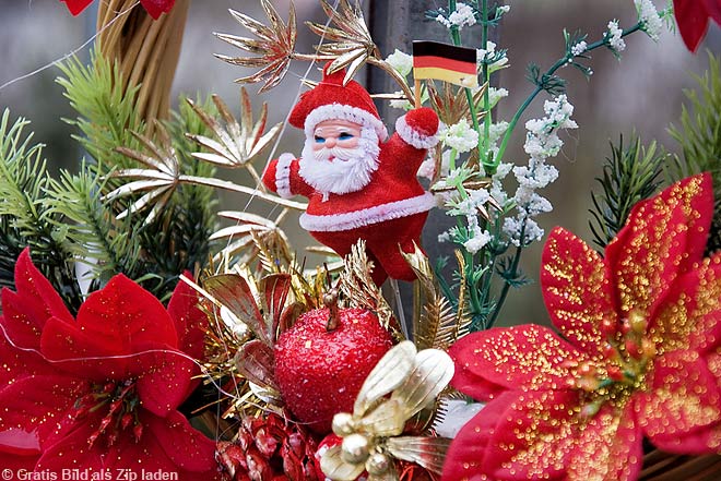 Weihnachtsmann mit deutscher Fahne